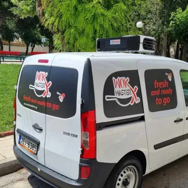 Εφαρμογή αυτοκόλλητων βινυλίου σε επαγγελματικό όχημα, Επιγραφές Αυτοκινήτων: Τοποθέτηση αυτοκόλλητων βινυλίου "WOK MASTER" σε όχημα, Αθήνα.