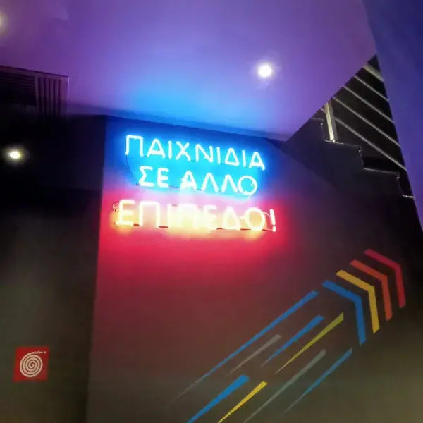 Κατασκευή κλασικών Επιγραφών NEON και σύγχρονων LED Neon Flex, Επιγραφές NEON: Κατασκευή και τοποθέτηση γυάλινων σωλήνων neon στην Αττική.