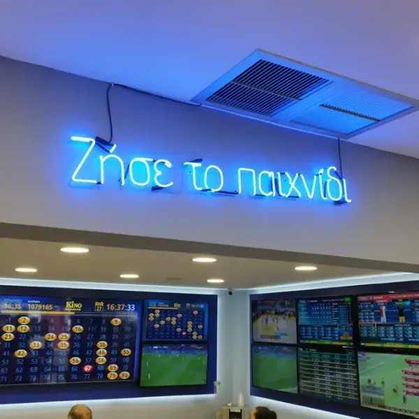 Κατασκευή κλασικών Επιγραφών NEON και σύγχρονων LED Neon Flex, Τοποθέτηση Επιγραφής NEON "Ζήσε το παιχνίδι" με μπλε σωλήνες στην Αθήνα.