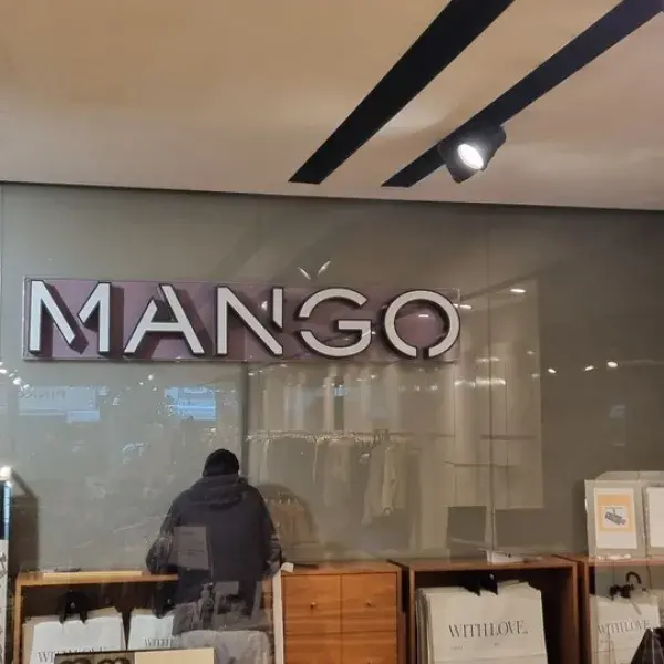 Κατασκευή φωτεινών γραμμάτων 3D από Plexiglass και Inox, Φωτεινές Επιγραφές: Ανάγλυφα γράμματα Plexiglass με εσωτερικό LED φωτισμό. Κατασκευή, Αθήνα.