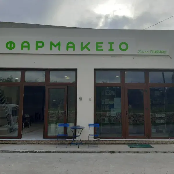 Φωτεινές Επιγραφές LED και ΝΕΟΝ για καταστήματα, Ανάγλυφα Γράμματα 'ΦΑΡΜΑΚΕΙΟ' από πράσινο Plexiglass, κατασκευή και τοποθέτηση, Αττική.