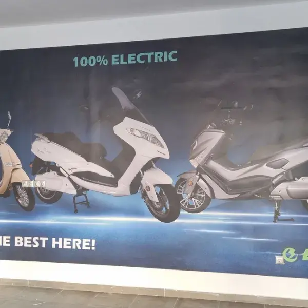Ψηφιακές εκτυπώσεις μεγάλων διαστάσεων σε μουσαμά, αυτοκόλλητο και καμβά, Ψηφιακή εκτύπωση μεγάλης διάστασης σε αυτοκόλλητο βινύλιο, τοποθέτηση τοίχου, Αττική. Κατηγορία: Ψηφιακές Εκτυπώσεις.