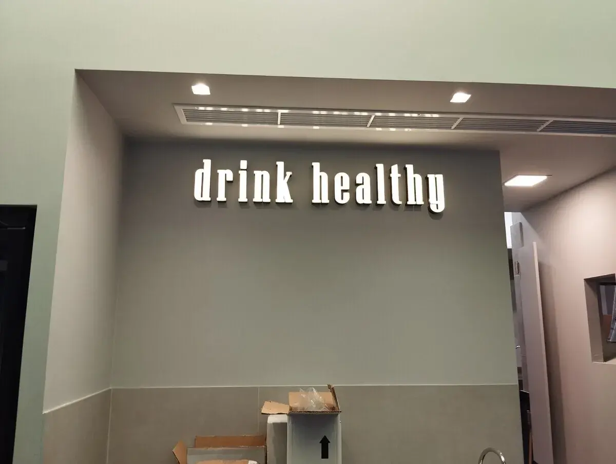 Κατασκευή φωτεινών γραμμάτων 3D από Plexiglass και Inox